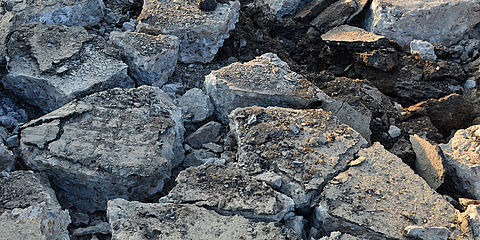 Abgebrochene Asphaltstücke auf einer Baustelle