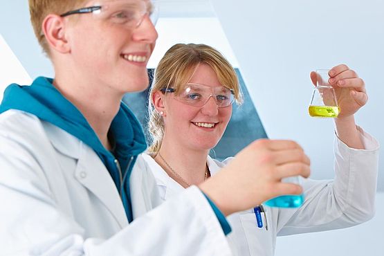Two trainees in the WESSLING laboratory.