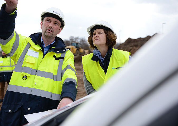 Ingenieur und Ingenieurin auf der Baustelle