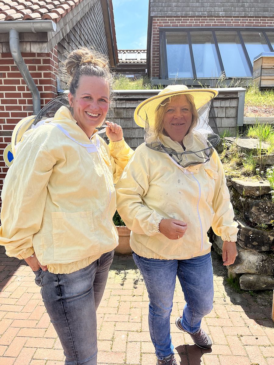 Anna Weßling und Eva Schröder schauen nach den WESSLING Bienen