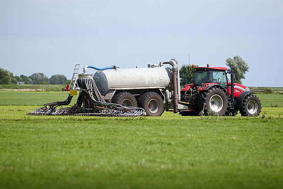 Traktor verteilt organischen Dünger auf einem Feld