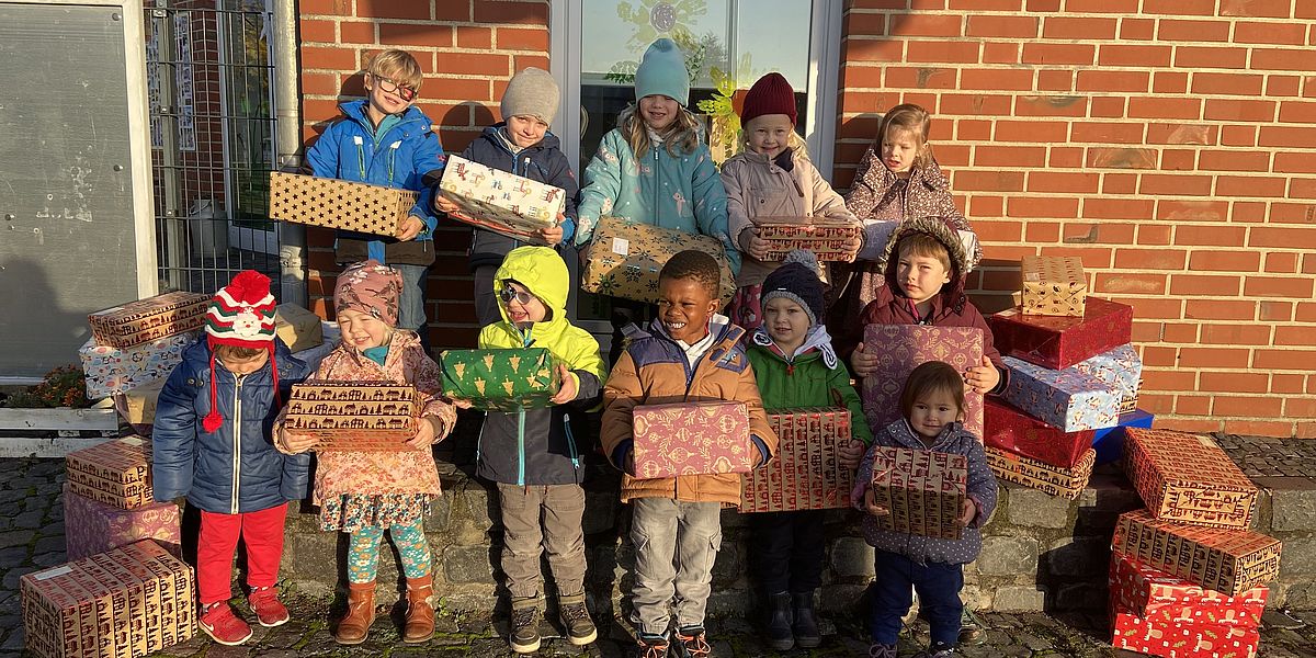 Insgesamt 75 Weihnachtspakete haben die Kinder der KiTa Zappelkiste zusammen mit der Mitarbeiterschaft von WESSLING in diesem Jahr gesammelt. Bildnachweis: KiTa Zappelkiste