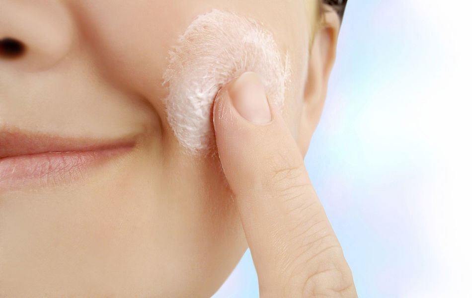 Pflegende kosmetische Mittel wie die im Bild zu sehende Creme überprüft WESSLING auf Übereinstimmung mit dem LFGB.