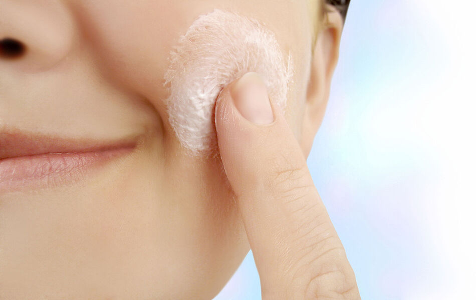 WESSLING checks cosmetic skin care products like the cream shown in the picture as regards compliance with the LFGB.