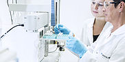 Im Labor für Lebensmittelanalytik: Laborantinnen während der Untersuchung auf Rückstände und Kontaminanten
