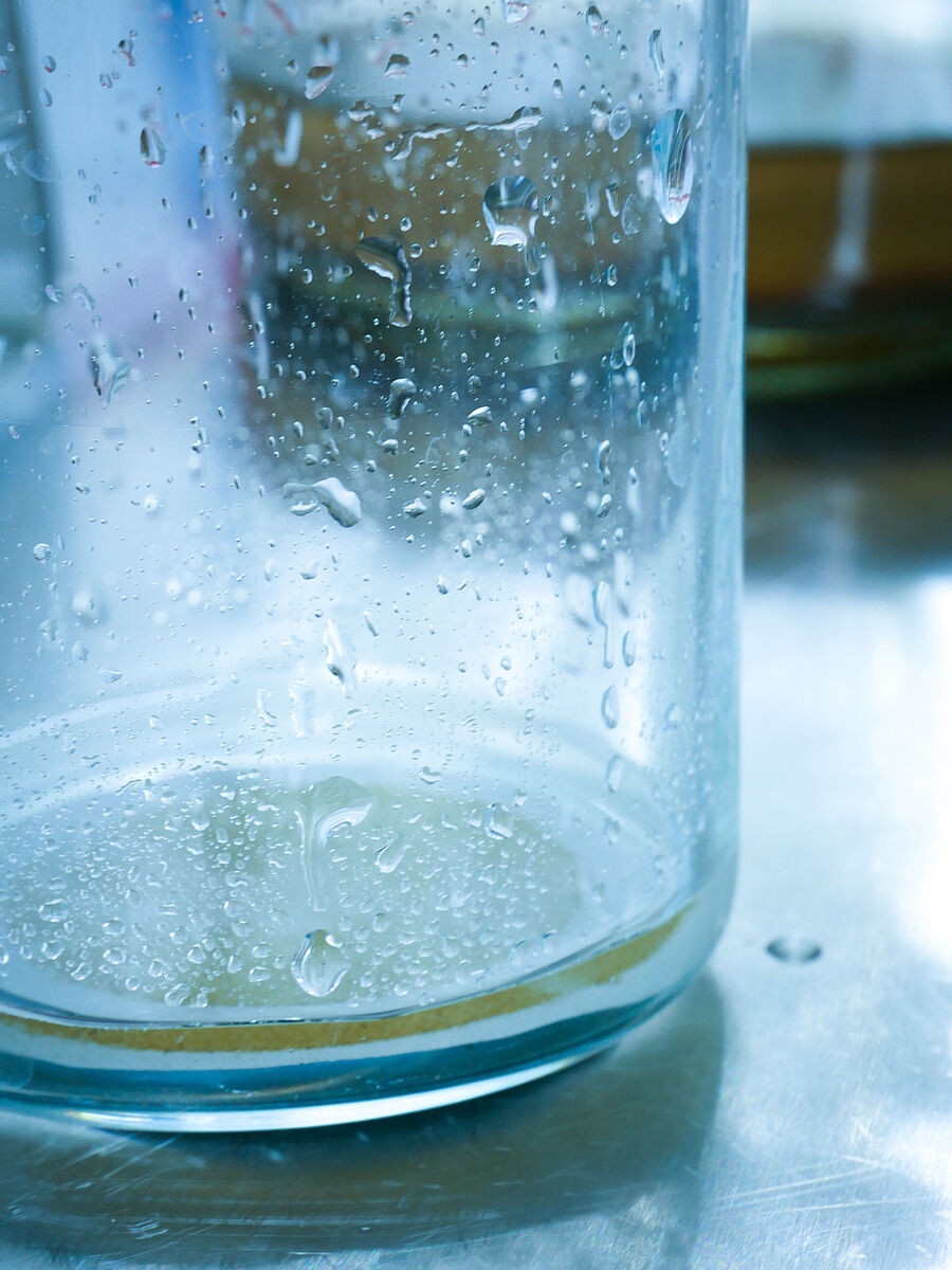 Mikroplastik-Sieb im Becherglas