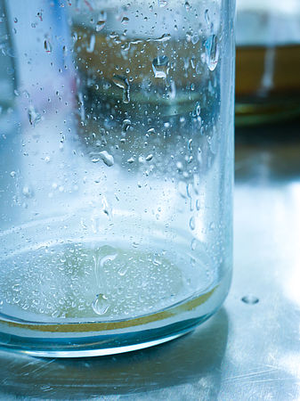 Microplastic sieve in a beaker: redispersion of particles from the sieve