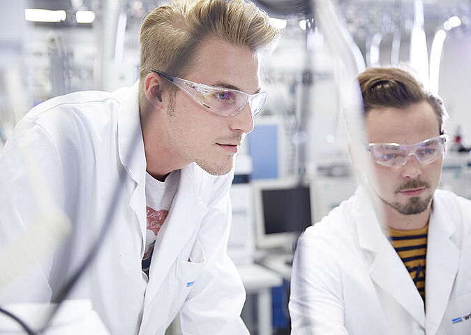 Two chemistry students in the WESSLING laboratory.