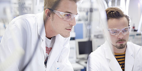 Zwei Chemiestudenten im WESSLING Labor.