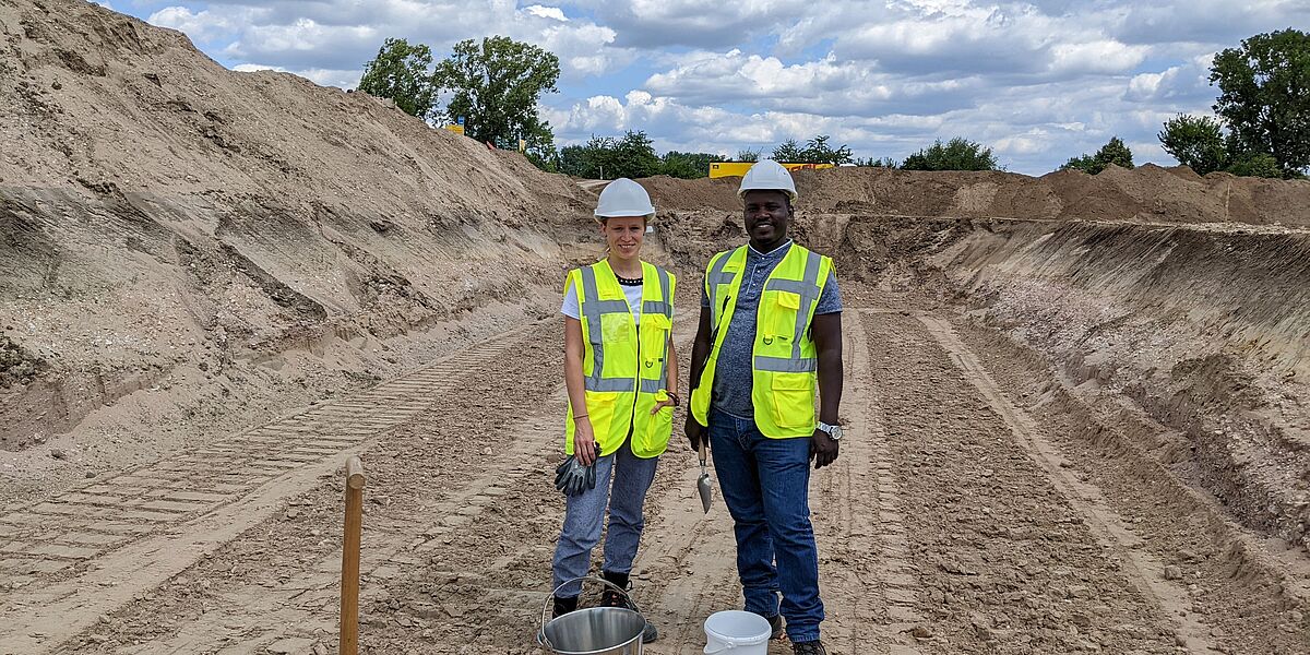 Viviane Stelzner and Justine Olweny are taking soil material samples for subsequent determination of grain composition. 