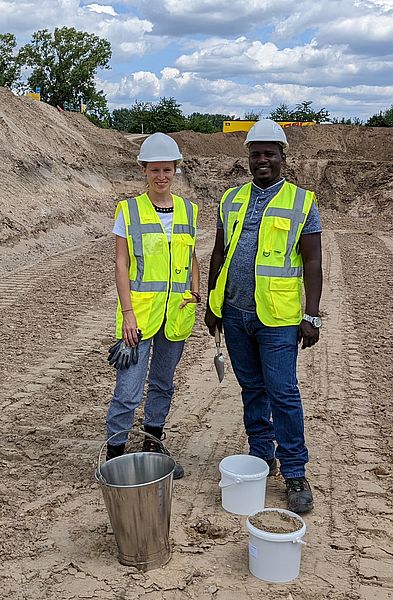 Viviane Stelzner and Justine Olweny are taking soil material samples for subsequent determination of grain composition. 